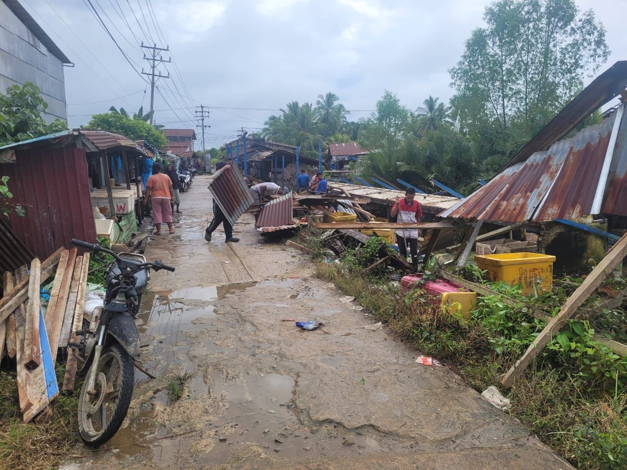 AMBRUK :&nbsp; Bangunan Pasar Ikan ambruk di Desa Rantau Panjang, Kecamatan Simpang Hilir, Kabupaten Kayong Utara, Kalimantan Barat.