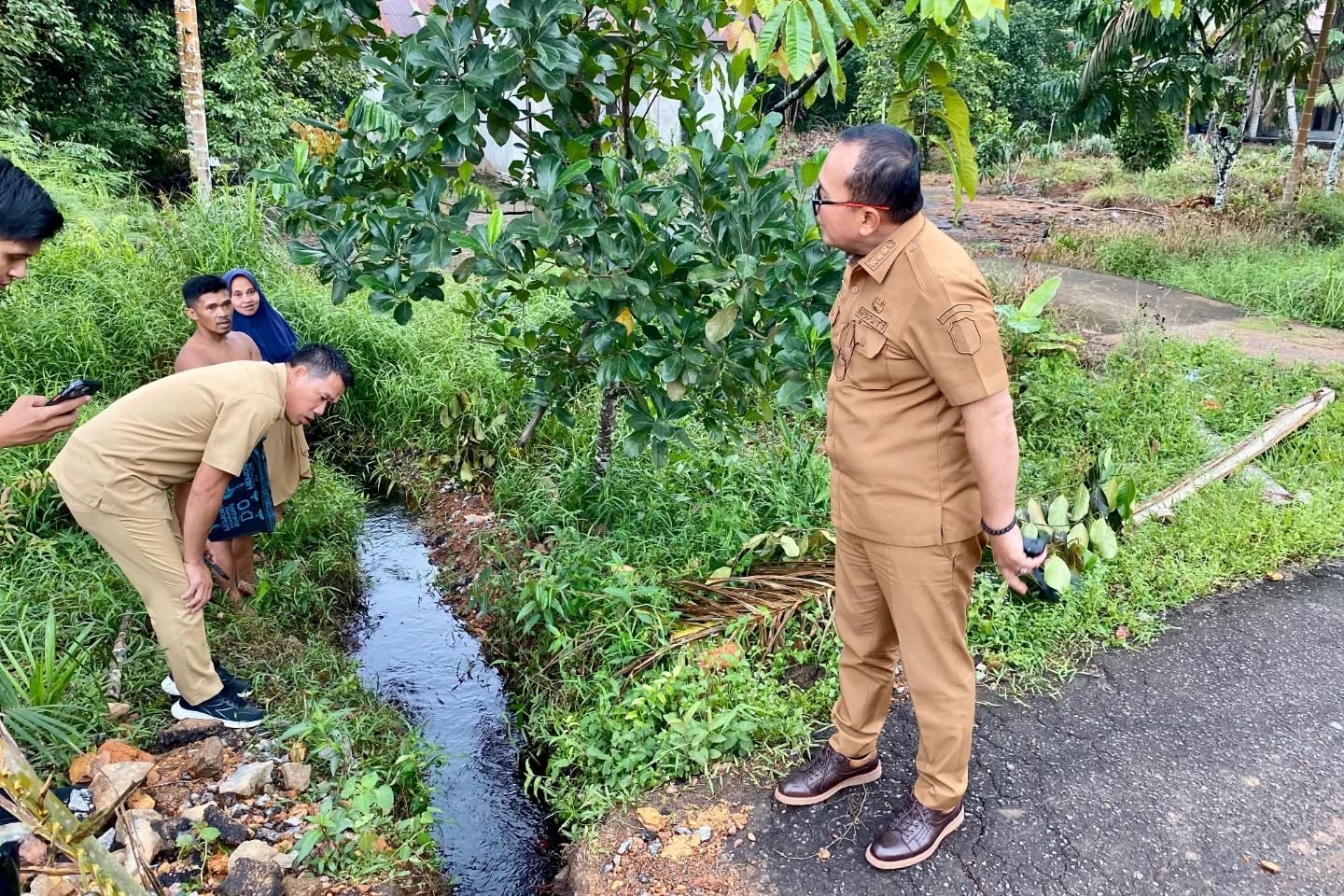 TINJAU: Bupati Kubu Raya Sujiwo meninjau ruas jalan poros Mega Timur&ndash;Sungai Tempayan&ndash;Kuala Mandor B&ndash;Sungai Enau yang akan dilanjutkan pembangunannya pada tahun 2026.   / Prokopim KKR