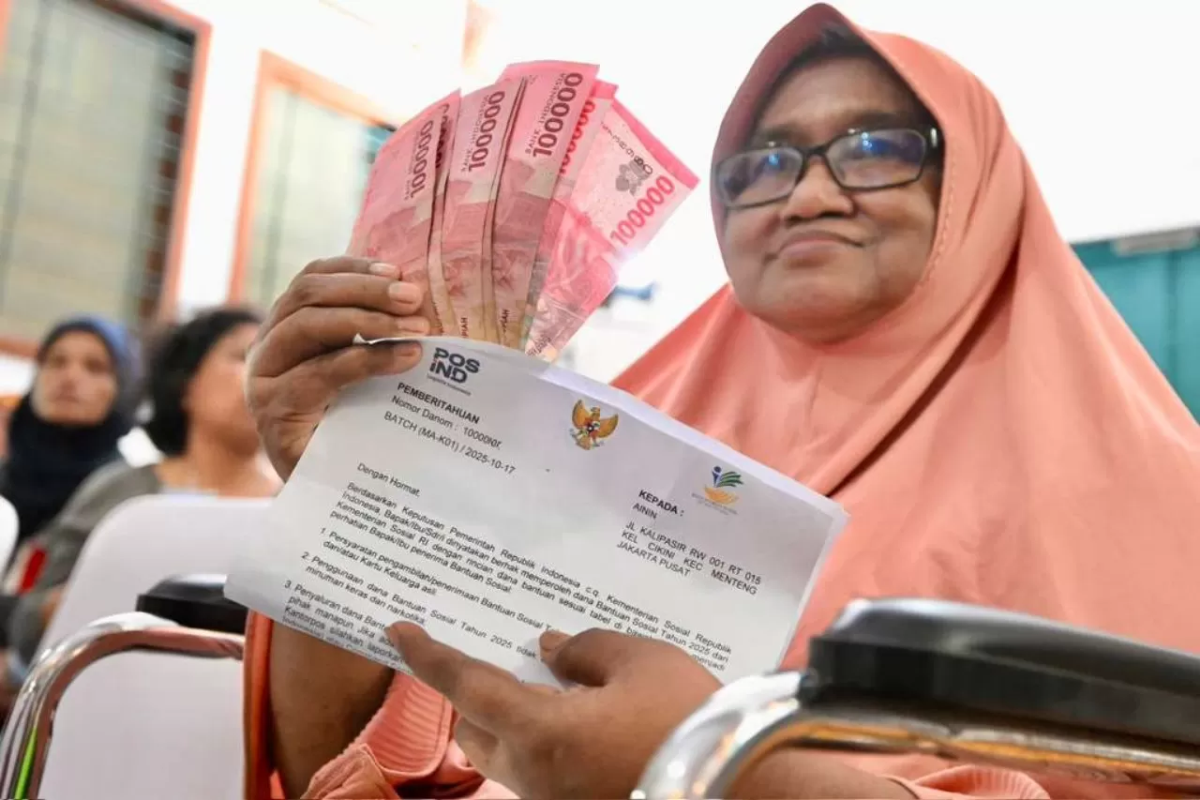 Masyarakat menerima BLT kesra yang menjadi program prioritas pemerintah.