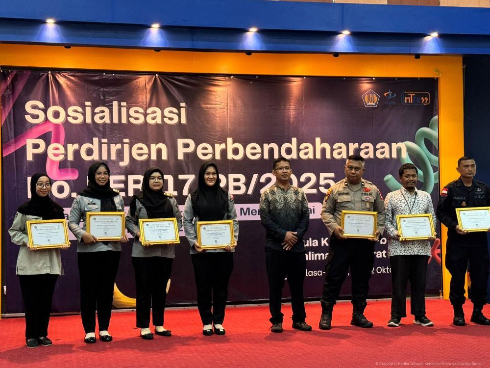 Kanwil Kemenkum Kalbar meraih penghargaan kinerja terbaik&nbsp;Semester I 2025 dari KPPN Pontianak pada Selasa (21/10).