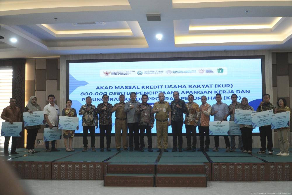 Kegiatan Akad Massal KUR setentak nasional di gedung garuda kantor gubernur kalbar pada Selasa (21/10).