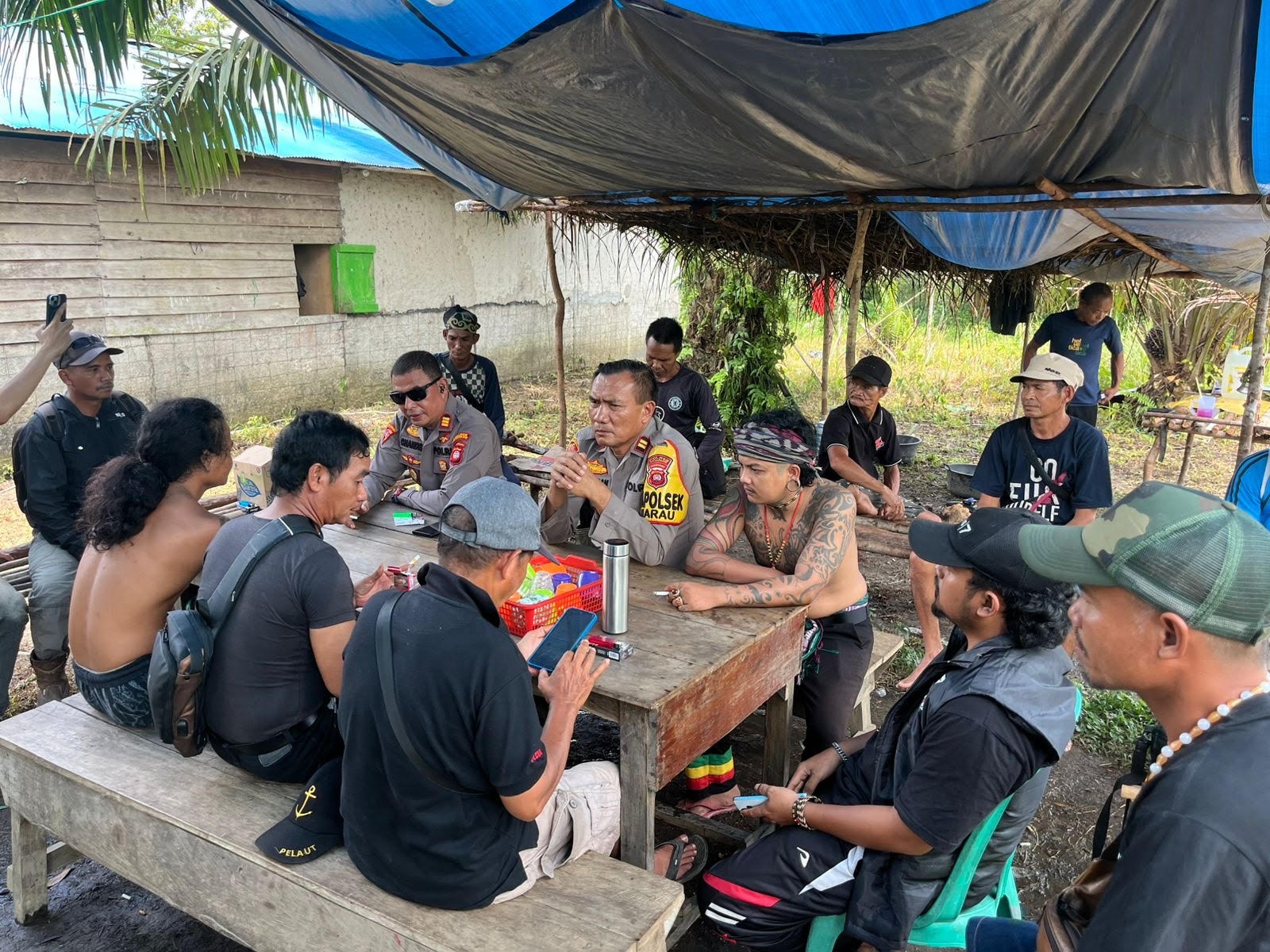 PATROLI : Selain melakukan patroli, polisi melakukan diskusi dengan masyarakat di areal lahan yang disengketakan.