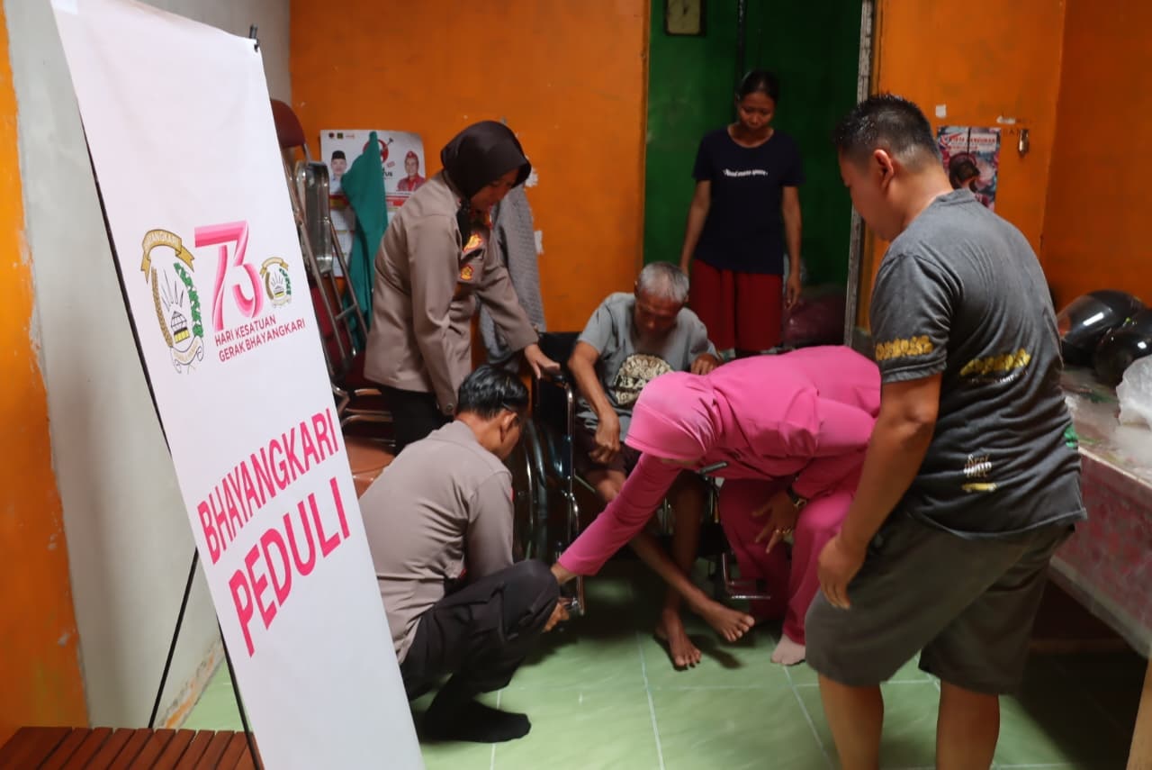 BANTUAN : Kapolres Landak AKBP Devi Ariantari bersama Bhayangkari Landak salurkan bantuan sosial di Hari Kesatuan Gerak Bhayangkari ke-73.