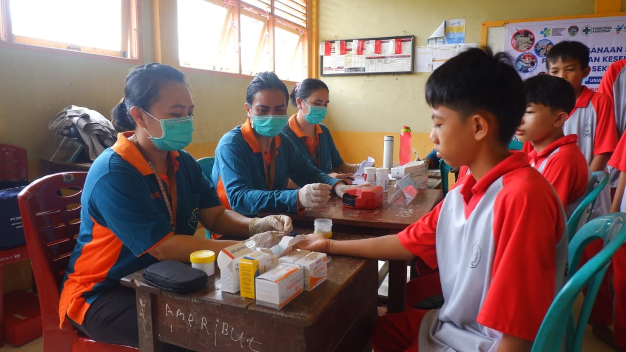 CKG : Petugas Puskesmas saat melakukan program cek kesehatan gratis (CKG) di sekolah.