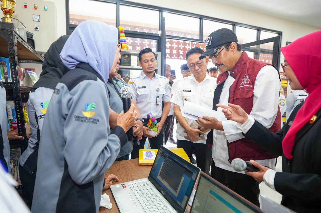 Menteri Sosial Gus Ipul berdialog dengan petugas Puskesos Sungai Jawi Luar dalam kunjungannya untuk memastikan akurasi data sosial.
