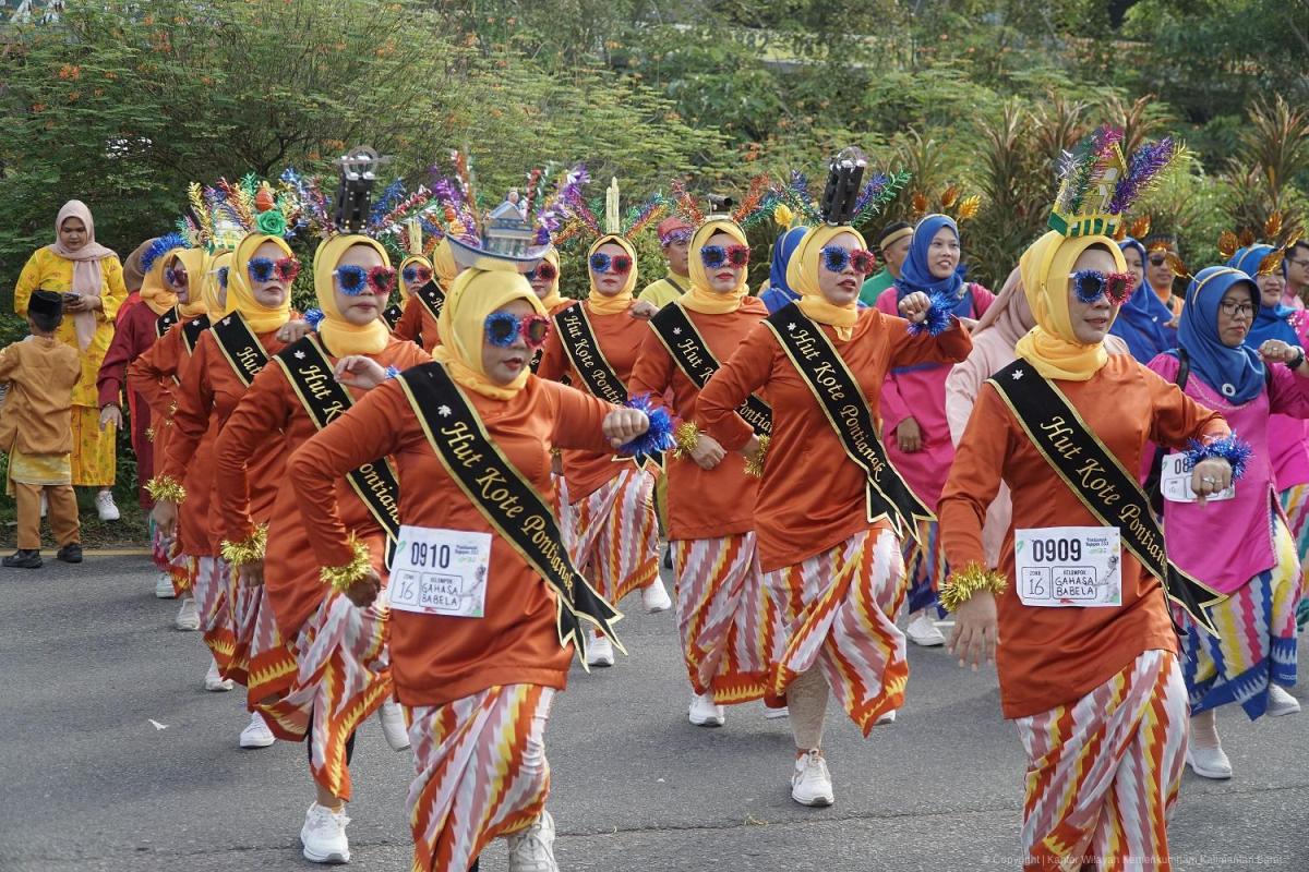 Penampilan Tari Jepin mewarnai perayaan HUT Kota Pontianak. Para penari mengenakan Kain Corak Insang, motif tradisional yang menjadi identitas budaya Melayu Pontianak.