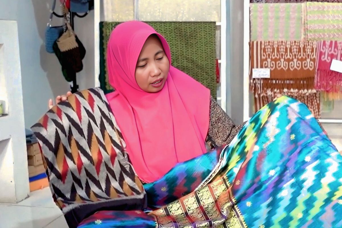 Pendiri rumah produksi Tenun Khatulistiwa Kurniati menunjukkan karya tenun corak insang pada Senin (20/10).