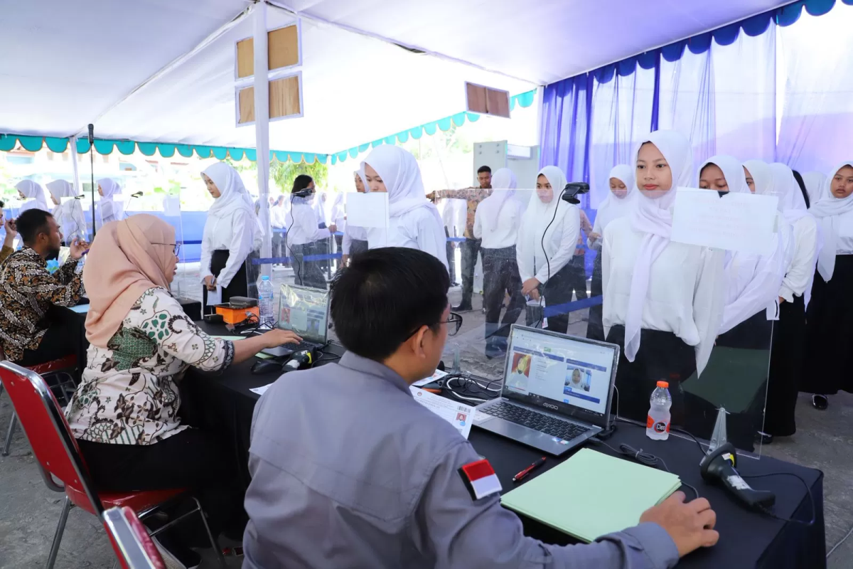 Peserta seleksi calon aparatur sipil negara (ASN) menjalani proses verifikasi berkas pada tahap administrasi.