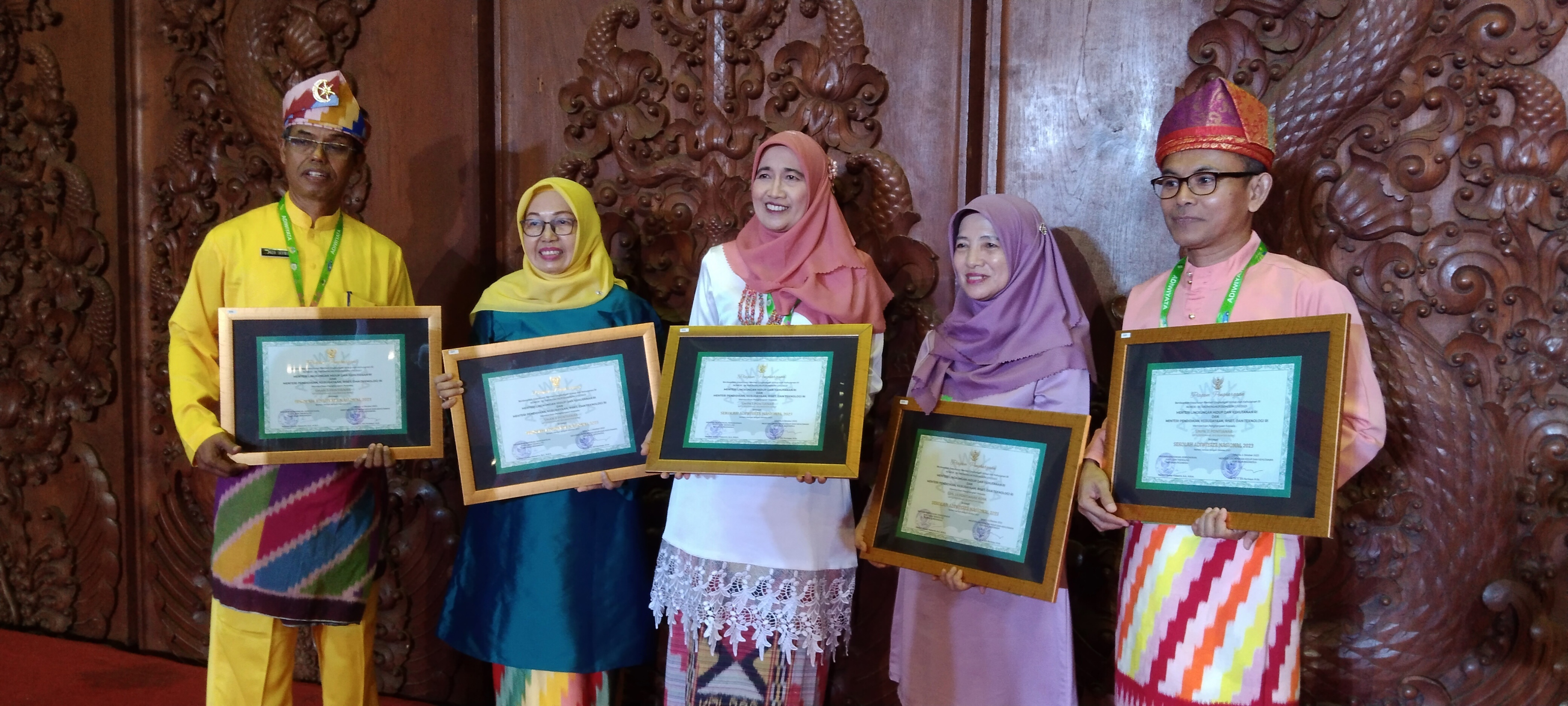 Penerimaan Penghargaan Sekolah Adiwiyata tingkat nasional.