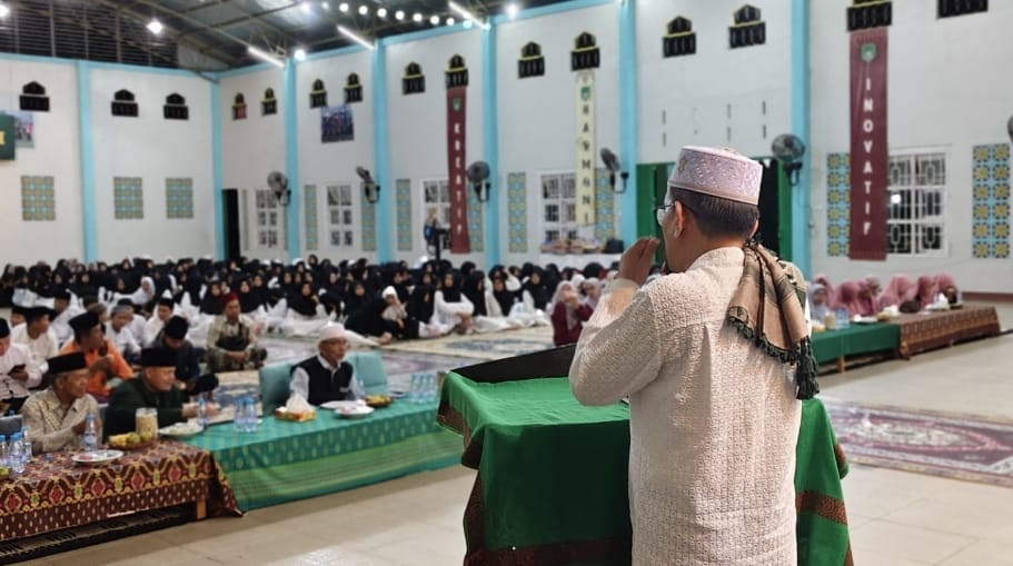 HARI SANTRI: Kepala Kemenag Kota Singkawang H. Muhlis memberikan sambutan pada Malam Tasyakuran Hari Santri Nasional di Pondok Pesantren Pembangunan Ushuluddin Singkawang.