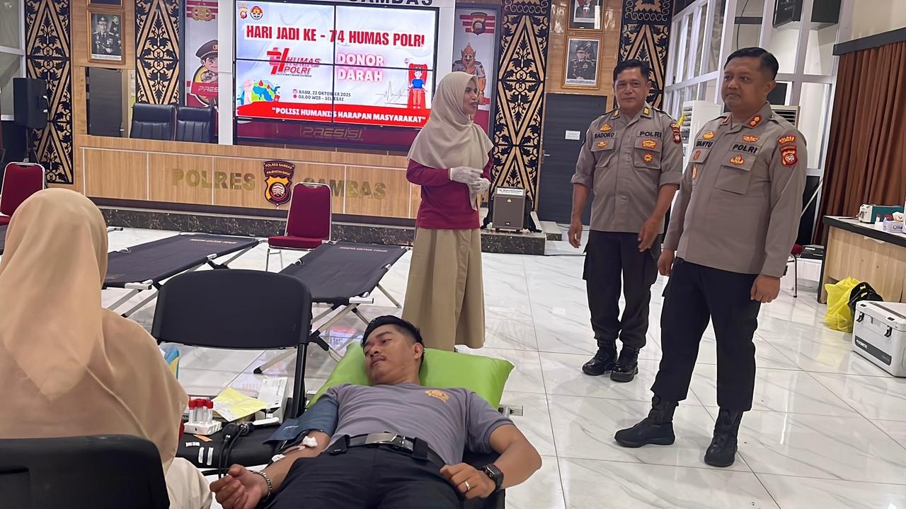 DONOR DARAH: Kapolres Sambas AKBP Wahyu Jati Wibowo bersama personel dan awak media mengikuti kegiatan donor darah dalam rangka HUT ke-74 Humas Polri di Aula Dhira Wijaya Mapolres Sambas, Rabu (22/10)