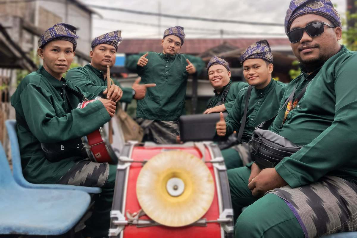 Grup Tanjidor Sumber Rejeki menjadi pengiring sebuah acara. Gabungan pemuda dengan berbagai profesi yang, mempertahankan budaya melayu Pontianak.