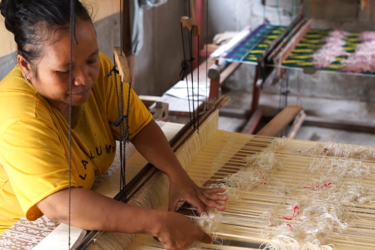 Penenun Corak Insang ditemui di Rumah Produksi Tenun Khatulistiwa di Batulayang Pontianak Utara Kota Pontianak.
