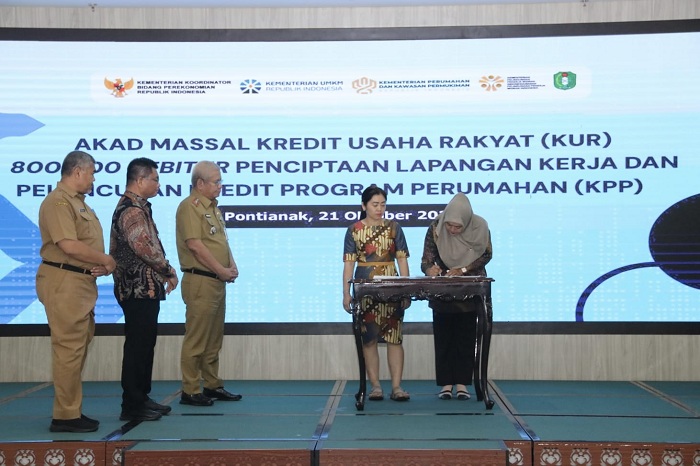 AKAD MASSAL: Sekda Kalbar Harisson hadir dalam Akad Massal KUR di Aula Garuda Kantor Gubernur Kalbar, Selasa (21/10). Program ini menyalurkan pembiayaan hingga Rp4 triliun bagi pelaku usaha di Kalbar.