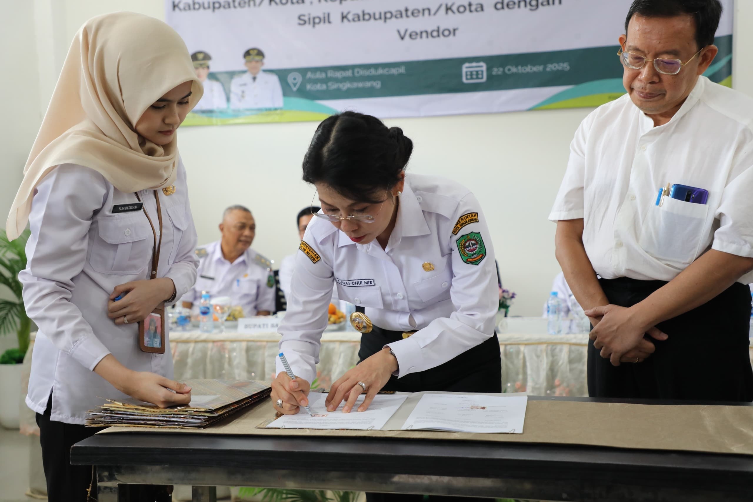TANDA TANGAN: Wali Kota Singkawang Tjhai Chui Mie menandatangani kesepakatan pemanfaatan KIA bersama kepala daerah dan pelaku usaha di Aula Disdukcapil Singkawang, Rabu (22/10).