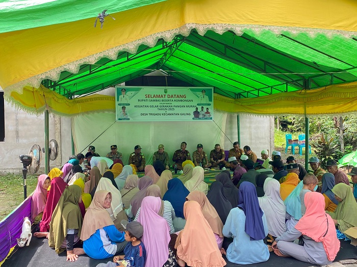 PASAR MURAH: Bupati Sambas Satono hadir dalam pelaksanaan pasar murah di Desa Trigadu, Kecamatan Galing, Selasa (21/10).
