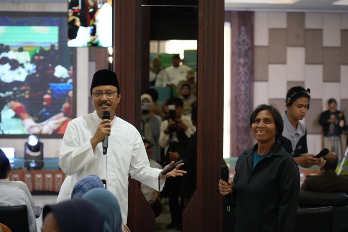 DIALOG: Menteri Sosial RI Saifullah Yusuf berdialog dengan warga di Sekolah Rakyat Pontianak. Program ini menjadi bagian dari upaya nasional mempercepat pengentasan kemiskinan dan mewujudkan kesejahte
