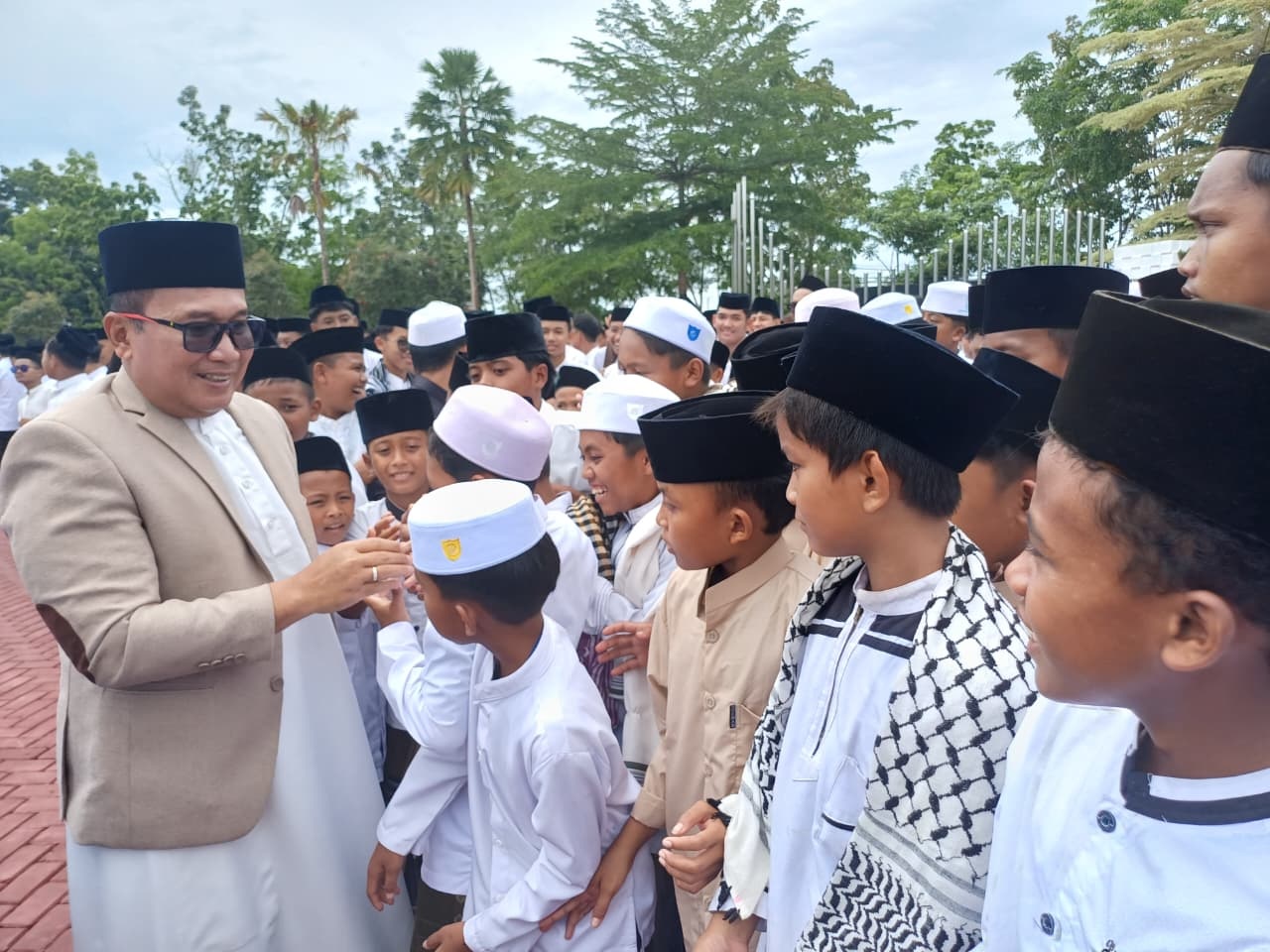 HARI SANTRI: Bupati Sujiwo bersalaman dengan para santri pada Peringatan Hari Santri Nasional 2025  di halaman Kantor Bupati Kubu Raya, Rabu (22/10).