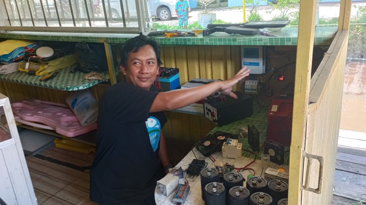CARA KERJA: Muhammad Ikhsan memberikan penjelasan tentang alur sistem PLTS berikut cara kerja perangkatnya.