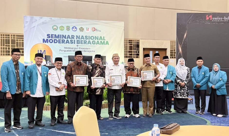 SEMINAR: Foto bersama Seminar Nasional Moderasi Beragama di Hotel Swiss-Belinn Singkawang, Selasa (21/10).