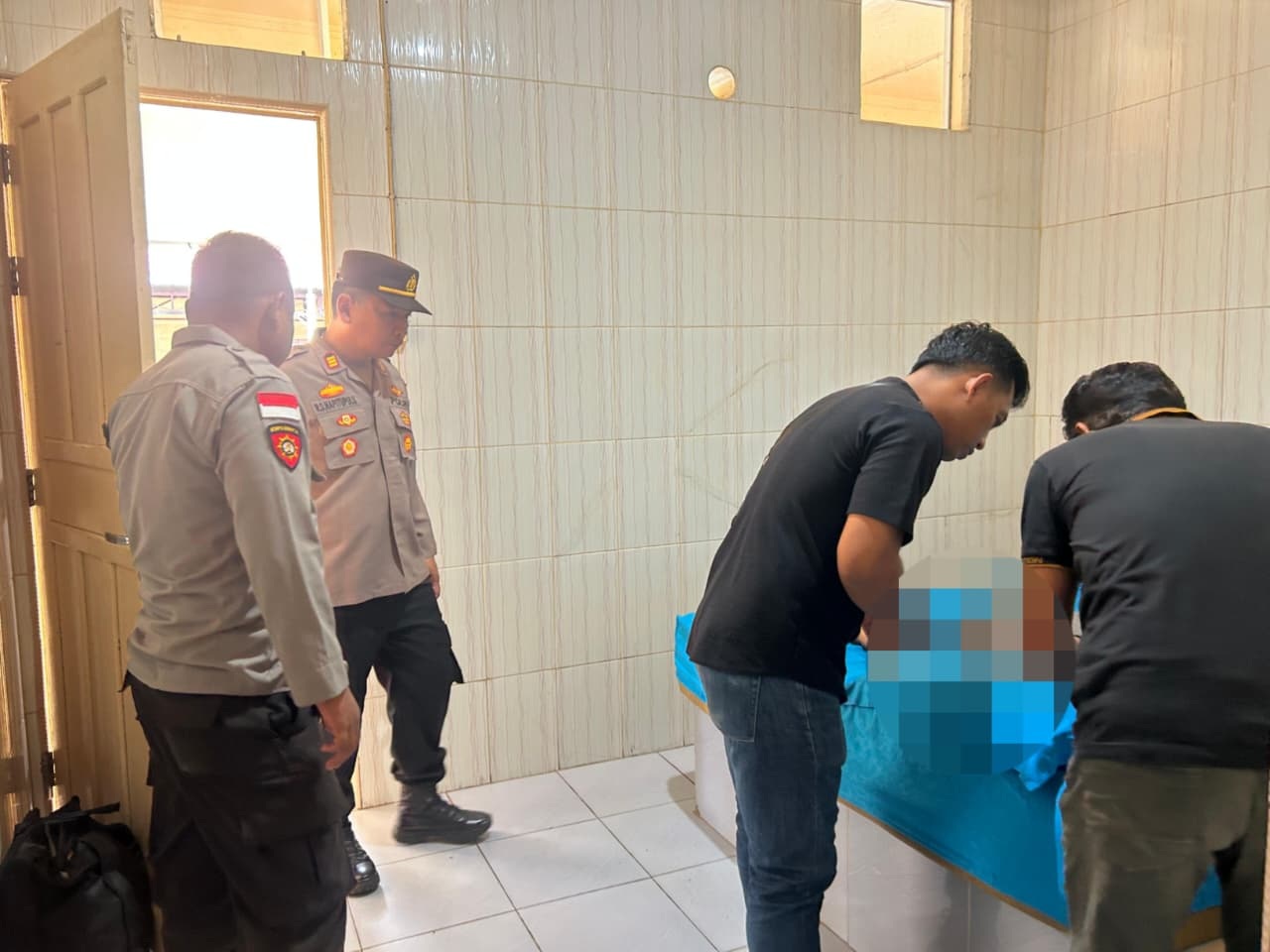 OLAH TKP: Petugas Polsek Pemangkat melakukan olah TKP penemuan jenazah di salah satu hotel di Kecamatan Pemangkat, Selasa (21/10).