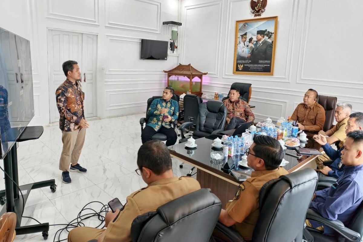 Perwakilan dari PLN memaparkan rencana pembangunan PLTGU Kalbar-1 250 MW di hadapan Bupati Ketapang, Alexander Wilyo, Selasa (21/10).