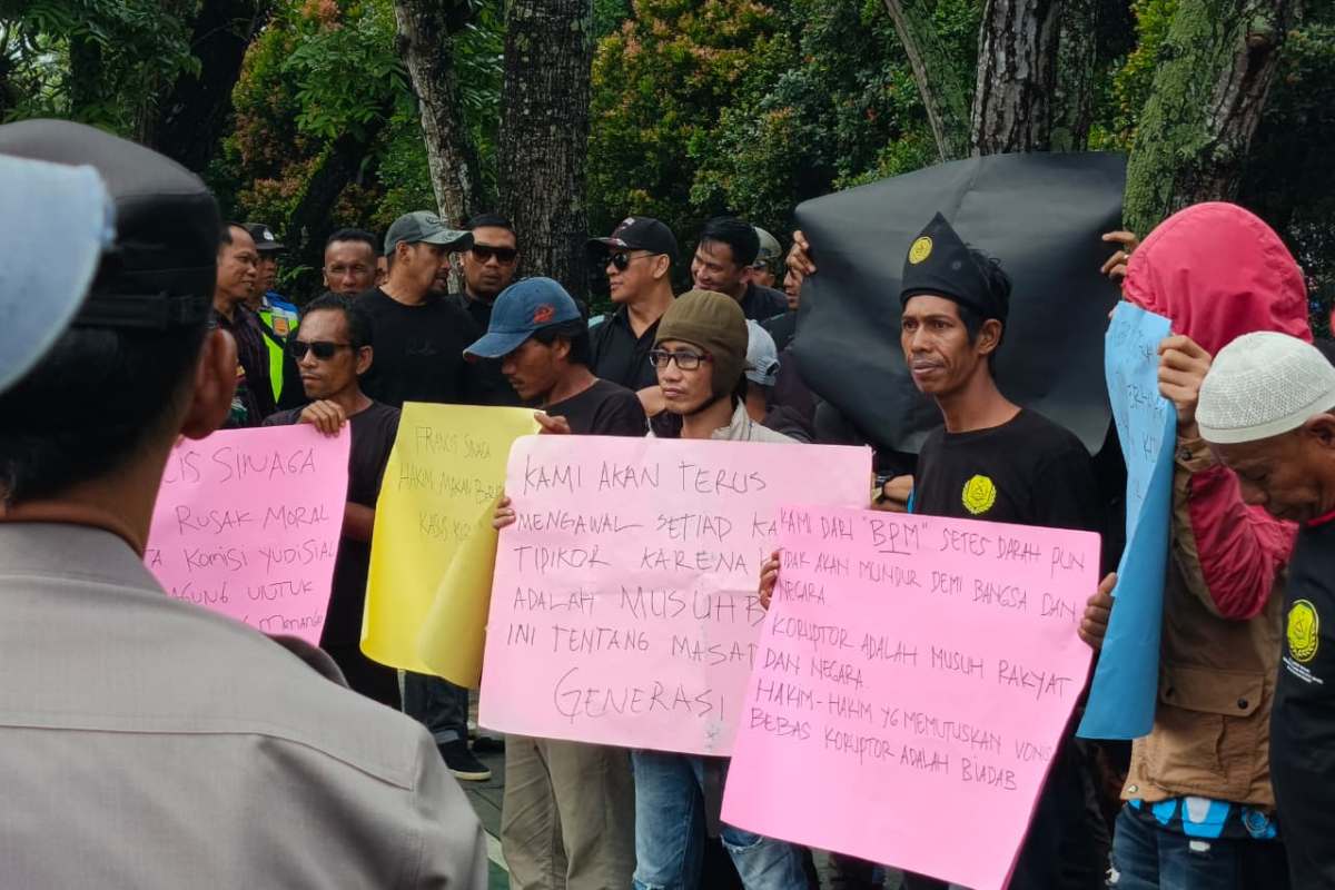 Massa dari BPM menggelar unjuk rasa di Pengadilan Tinggi Kalimantan Barat pada Kamis (23/10).