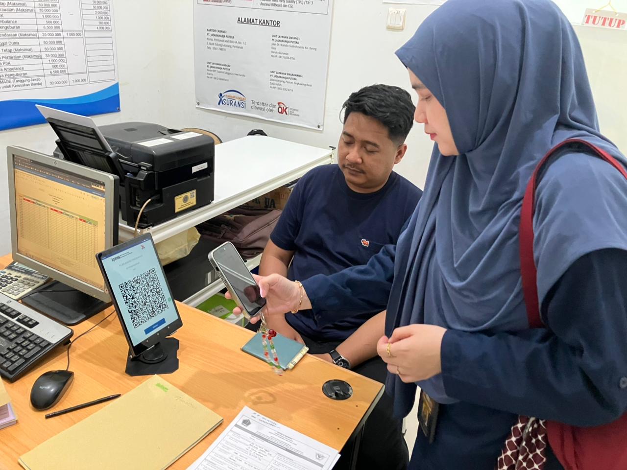 TRANSAKSI : QRIS Cross Border hadir untuk memfasilitasi transaksi nontunai lintas negara.