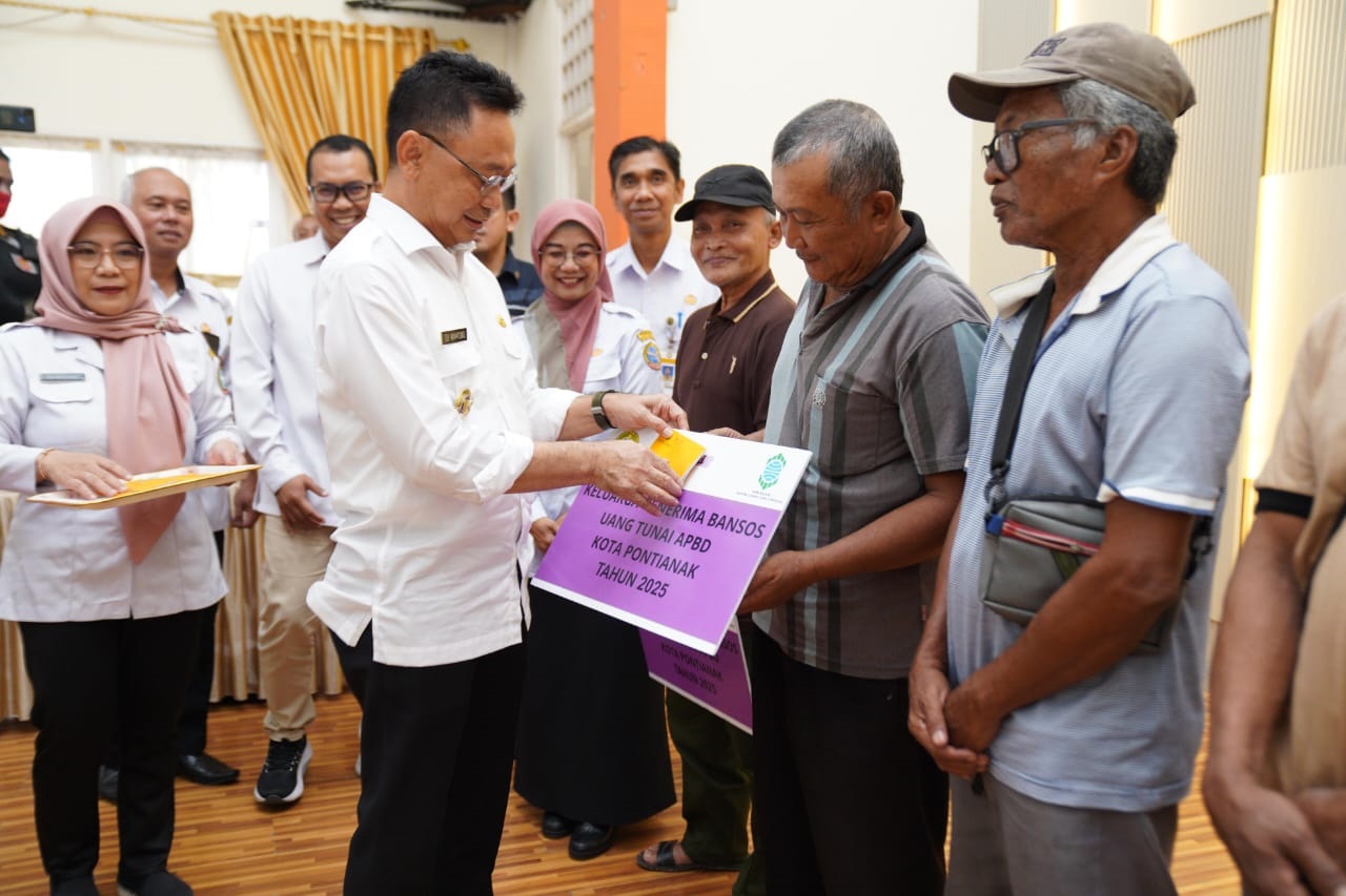 Penyaluran bansos uang tunai.