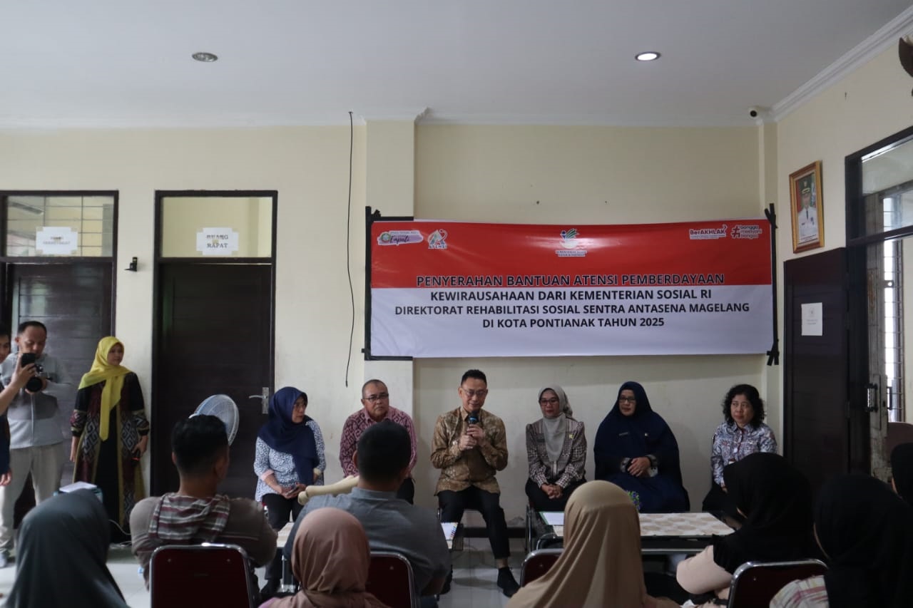 Penyerahan bantuan atensi pemberdayaan kewirausahaan dari Kemensos RI.