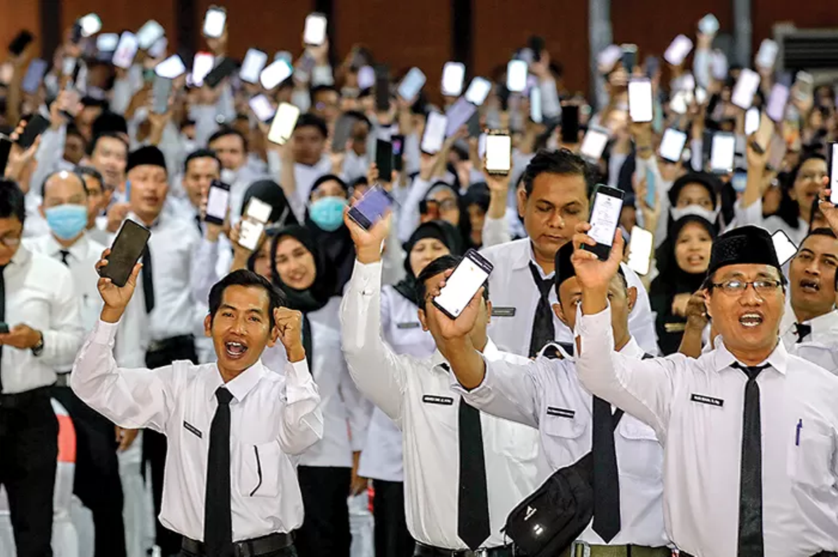 Sejumlah guru menunjukkan surat keputusan pengangkatan sebagai pegawai pemerintah dengan perjanjian kerja (PPPK).