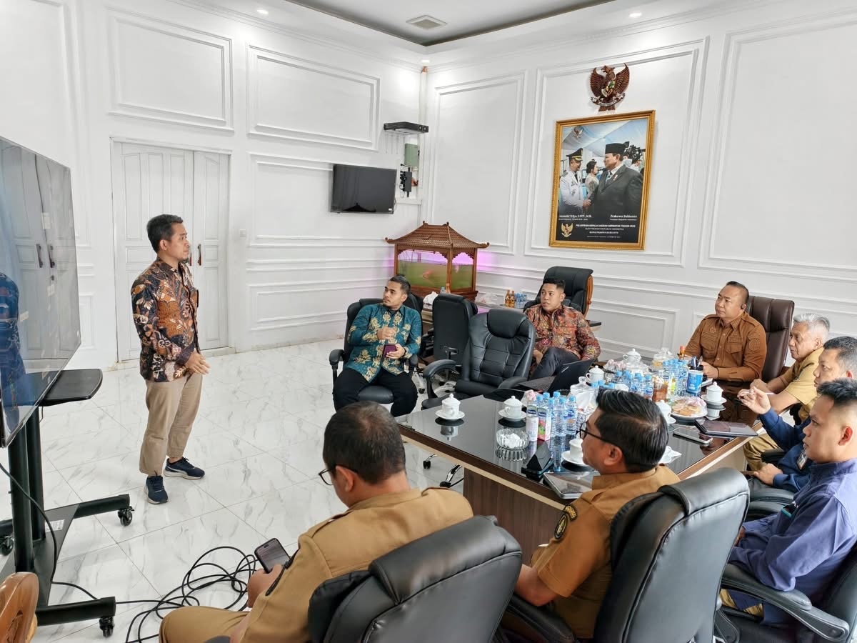 PAPARKAN : Perwakilan dari PLN memaparkan rencana pembangunan PLTGU Kalbar-1 250 MW di hadapan Bupati Ketapang, Alexander Wilyo, Selasa (21/10).