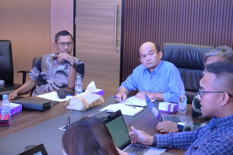KONSULTASI : Ketua DPRD Ketapang, Achmad Sholeh dan sejumlah anggota melakukan konsultasi ke Ditjen Minerba Kementerian ESDM RI, Selasa (21/10).