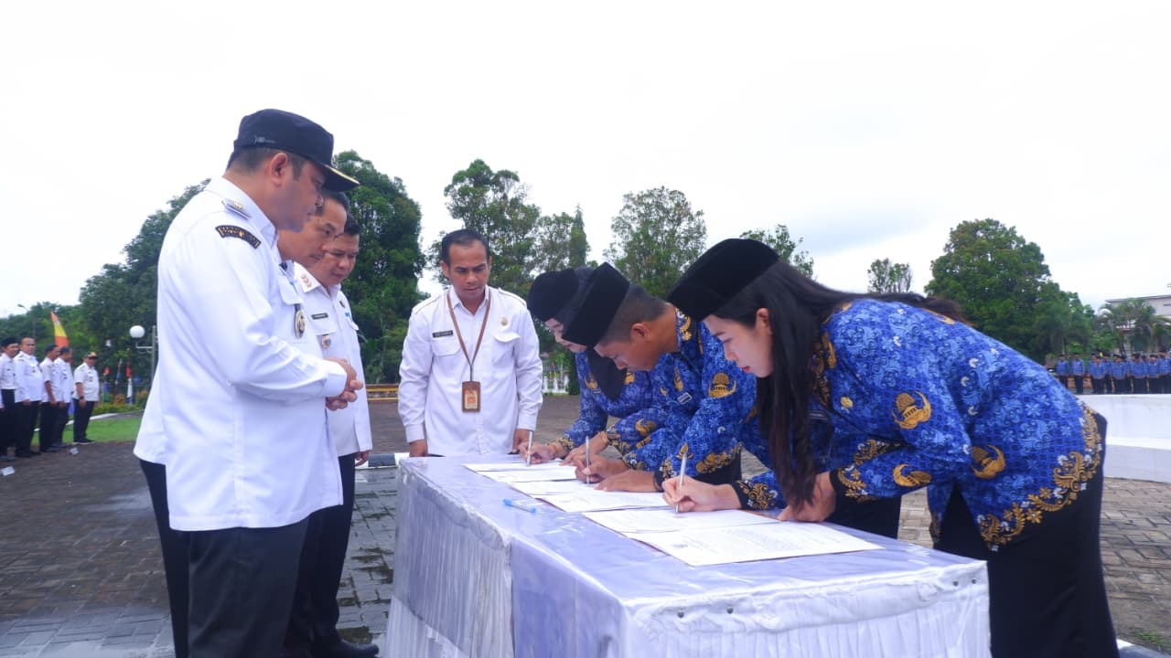 PPPK : Pemkab Landak melakukan pengambilan sumpah terhadap 455 Pegawai Pemerintah dengan Perjanjian Kerja (PPPK) tahap II tahun anggaran 2024.