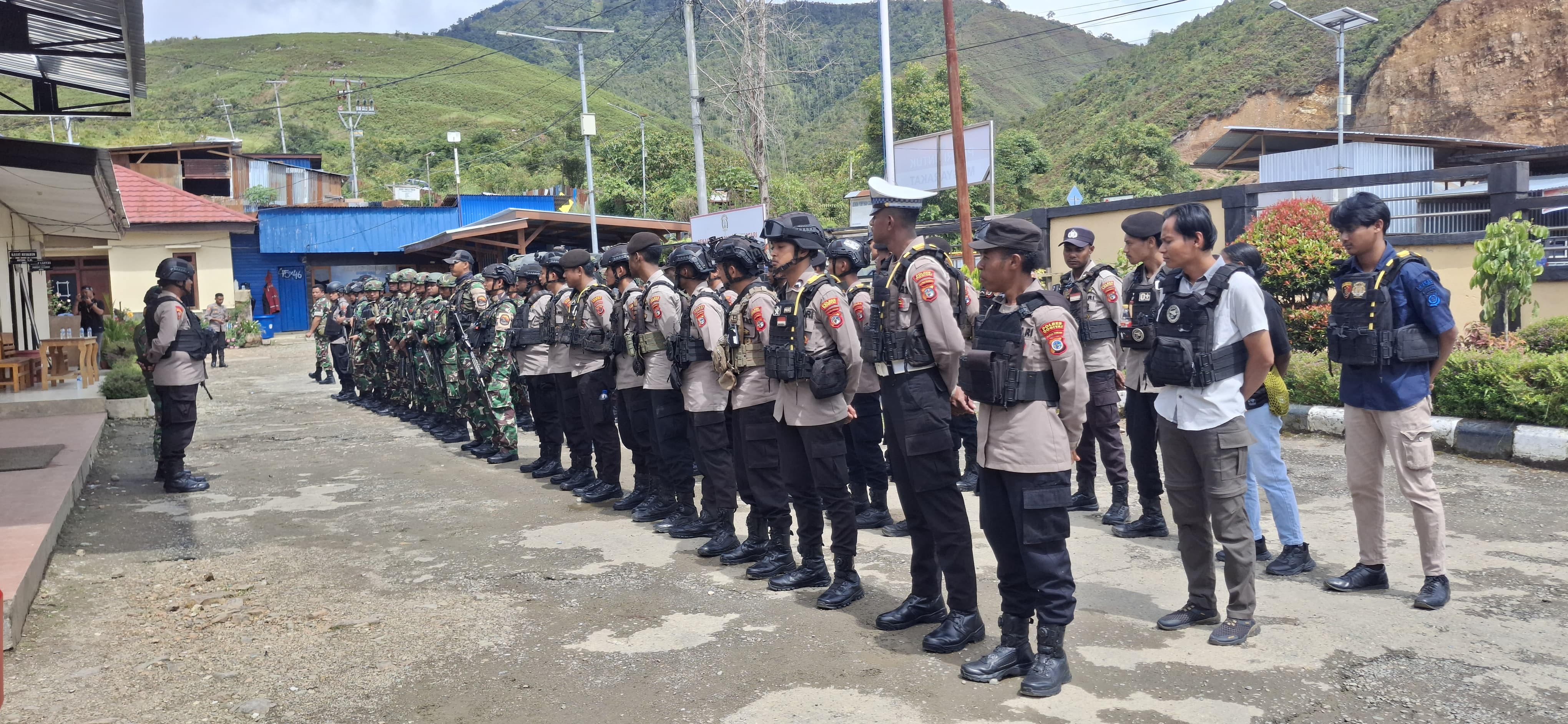 Apel gabungan TNI-Polri di Dogiyai, Papua Tengah, untuk memperkuat sinergi dan jaga keamanan serta ketertiban masyarakat.
