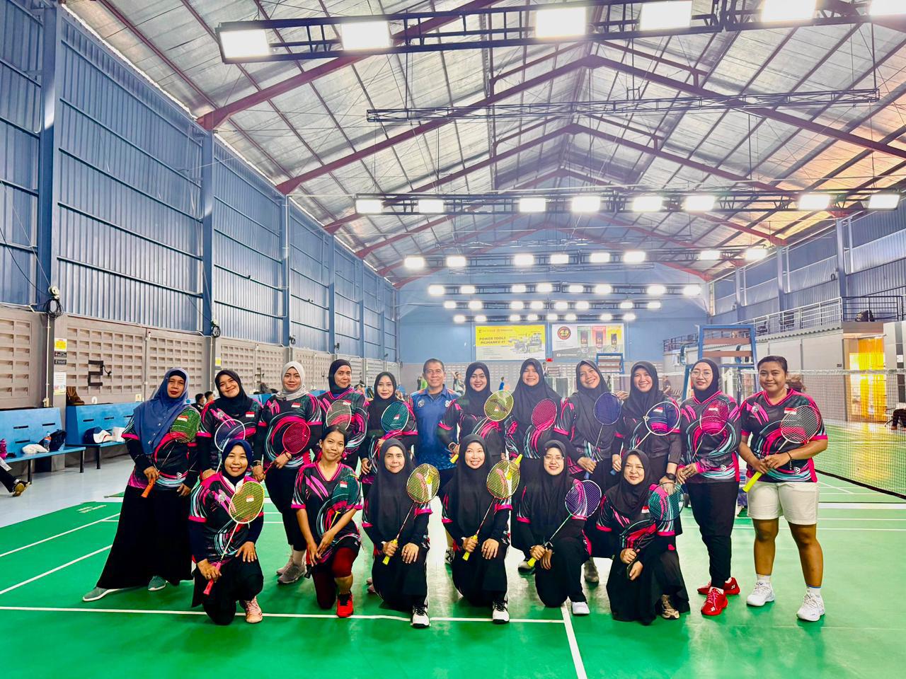 Para anggota Club Penangkis berpose bersama usai sesi latihan di Lapangan Karvin Pontianak, jelang turnamen ulang tahun kedua klub tersebut.