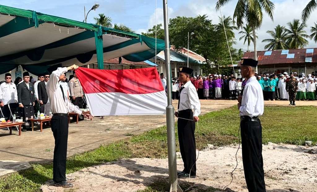 UPACARA: Para santri bertugas mengibarkan bendera merah putih pada upacara peringatan Hari Santri Nasional tahun 2025 di Pondok Pesantren Ar Rasyid.