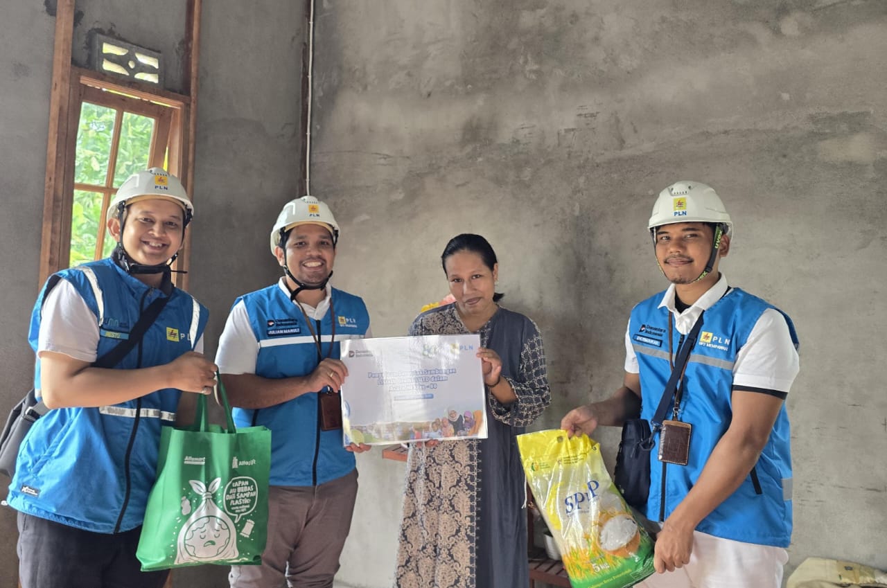 Sebagai wujud nyata kepedulian terhadap masyarakat pra-sejahtera, PLN melalui program Light Up The Dream (LUTD) tidak hanya memberikan sambungan listrik gratis, tetapi juga menyerahkan bantuan sembako