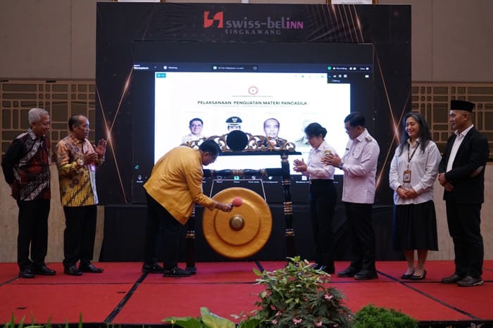 PENDIDIKAN PANCASILA: Wali Kota Singkawang Tjhai Chui Mie bersama Anggota Komisi XIII DPR RI Franciscus Sibarani dan Deputi BPIP RI Surahno saat membuka Seminar Penguatan Pendidikan Pancasila di Skw.