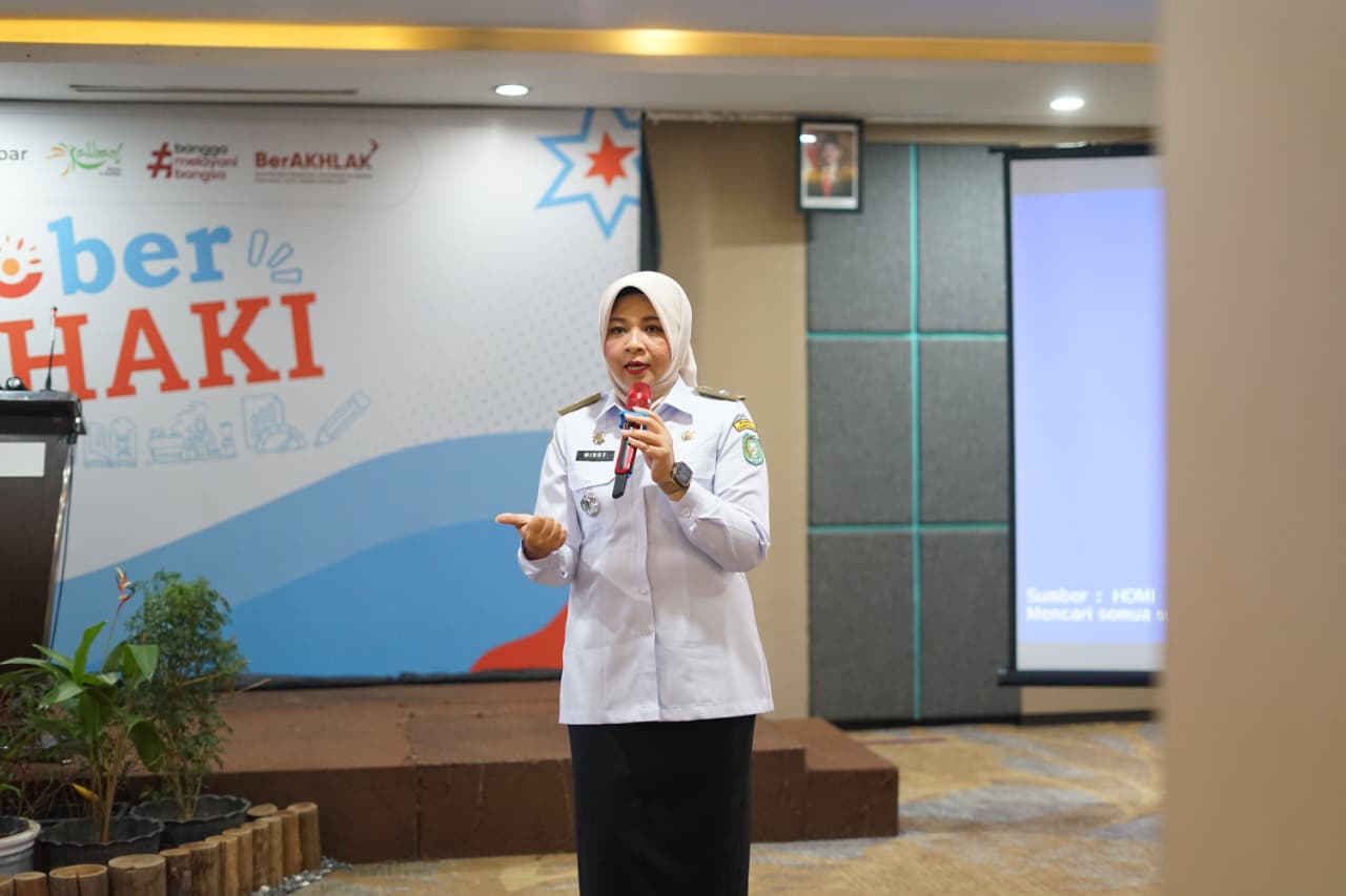 HAKI : Kepala Disporapar Kalbar Windy Prihastari saat membuka kegiatan Oktober HAKI di Hotel Orchardz Ayani, Rabu (22/10).