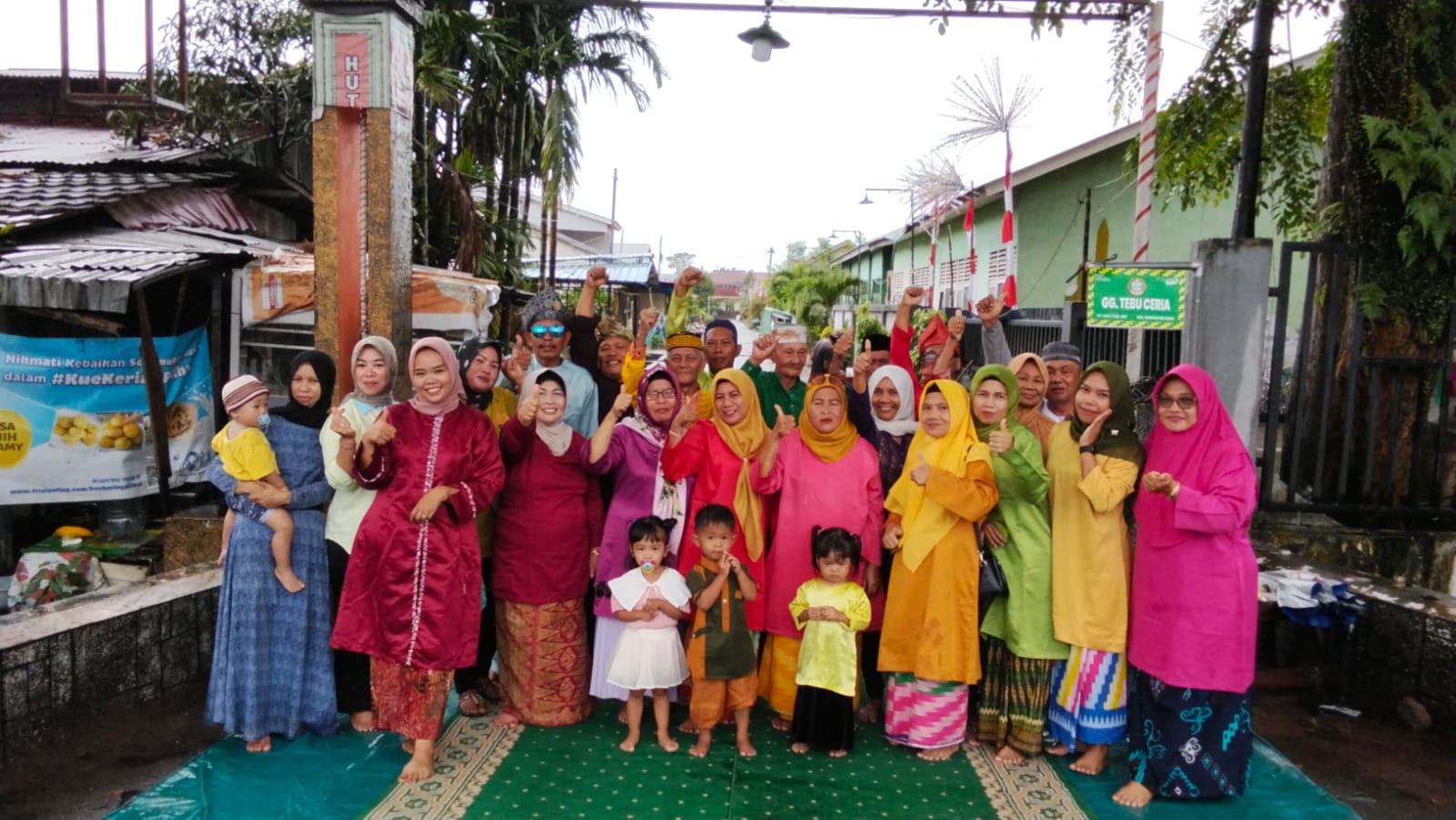 BERSAMA: Warga Tebu Ceria rayakan hari jadi ke-254 Kota Pontianak dengan doa bersama.
