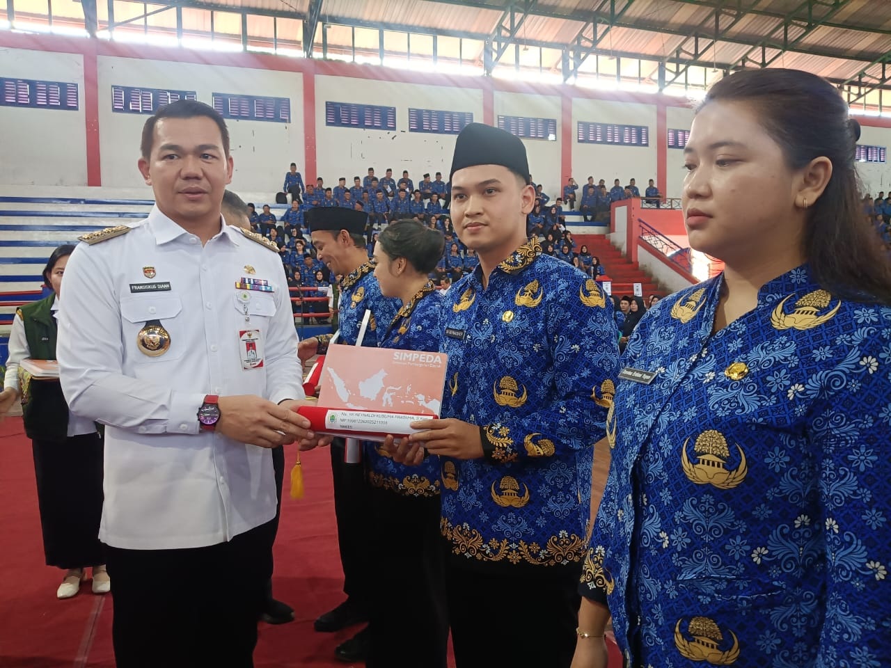 SK : Bupati Kapuas Hulu saat menyerahkan SK Pengangkatan PPPK tahap dua formasi 2024 di Kapuas Hulu.