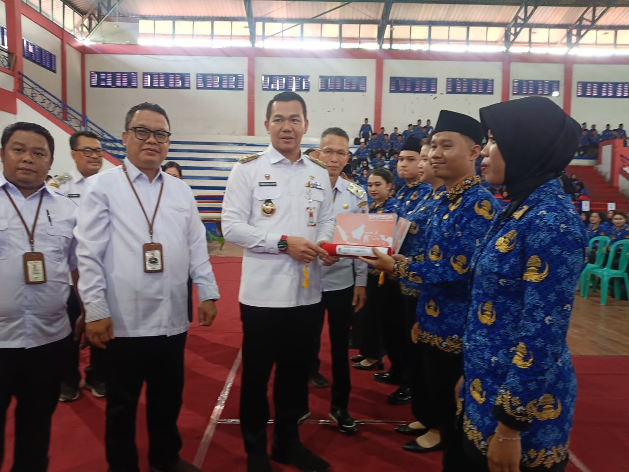 PPPK : Bupati Kapuas Hulu menyerahkan SK Pengangkatan PPPK tahap dua.