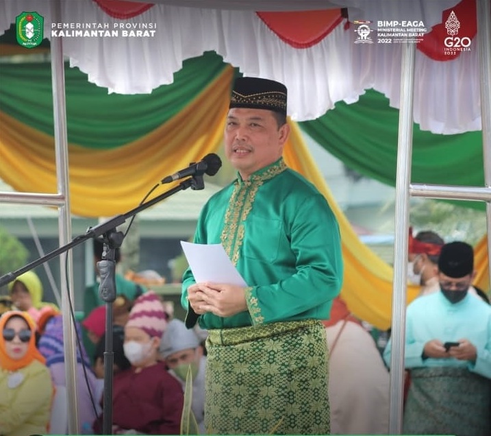 PAKAIAN ADAT: Gubernur Kalimantan Barat mengenakan pakaian adat Melayu telok belanga.