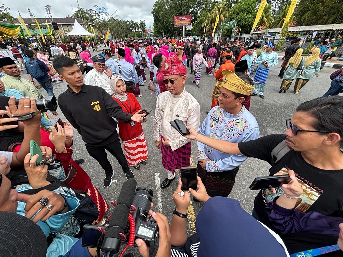 WAWANCARA: Momen Wali Kota Pontianak Edi Rusdi Kamtono dan Wakil Wali Kota Bahasan diwawancarai awak media.