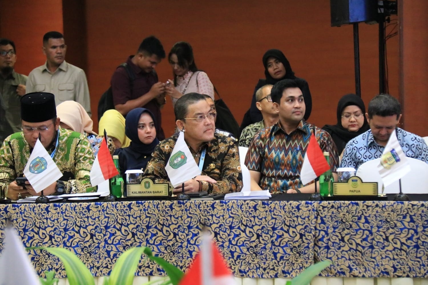 MUNAS APPSI: Gubernur Kalbar Ria Norsan sedang menyimak paparan ketika menghadiri Munas APPSI VII.