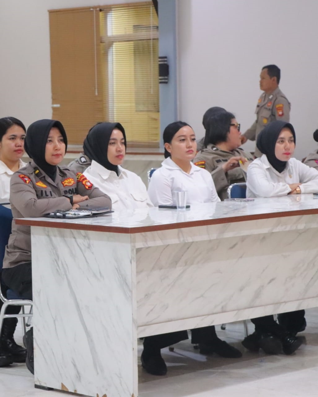 PELATIHAN: Polwan Polres Sintang mengikuti pelatihan negosiasi untuk memperkuat kemampuan komunikasi persuasif dalam menangani unjuk rasa dan konflik sosial.