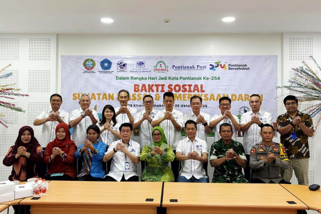 Kegiatan bakti sosial sunatan massal dan donor darah di Rumah Sakit Kharitas Bhakti Pontianak pada Jumat (24/10).