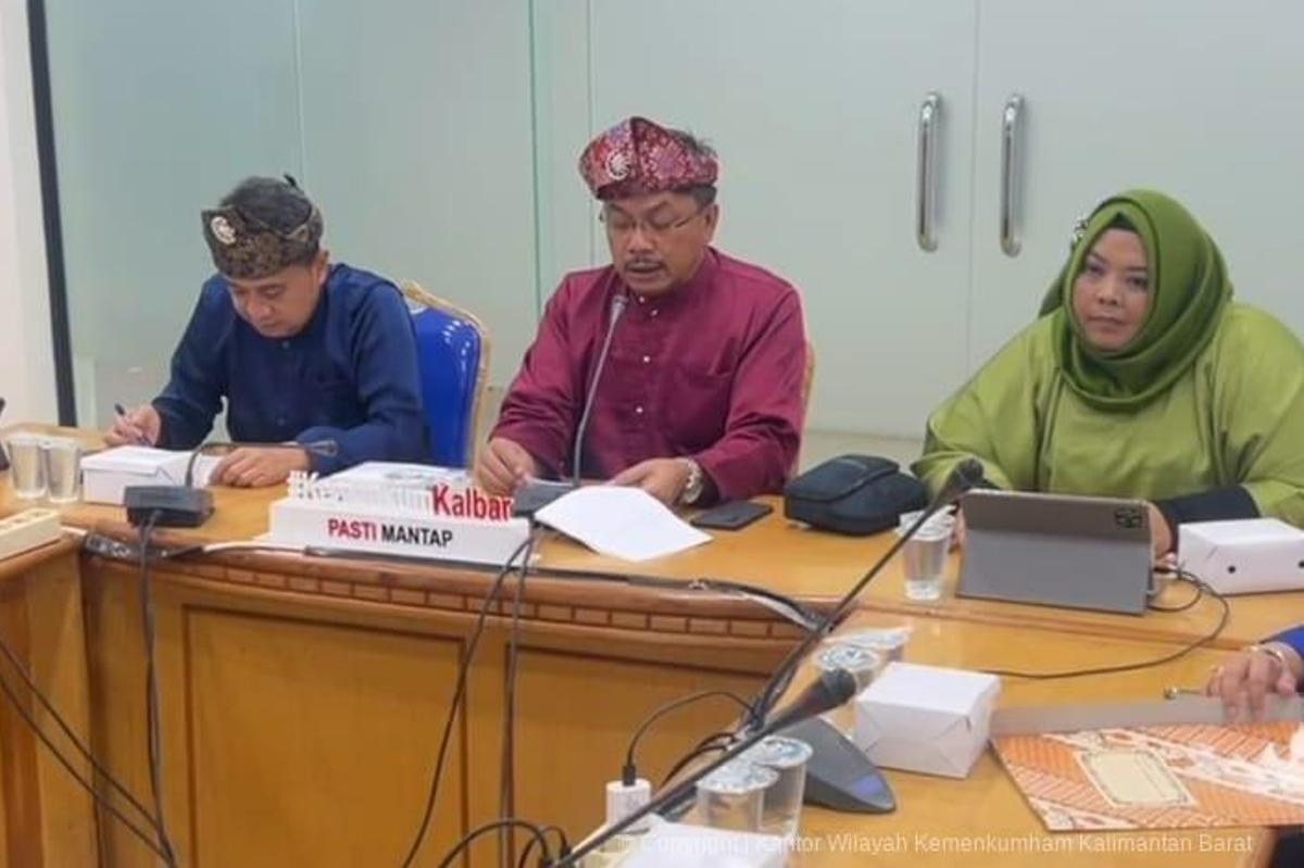 Kanwil Kemenkum Kalbar menggelar rapat harmonisasi Raperwako Singkawang pada Kamis (23/10).