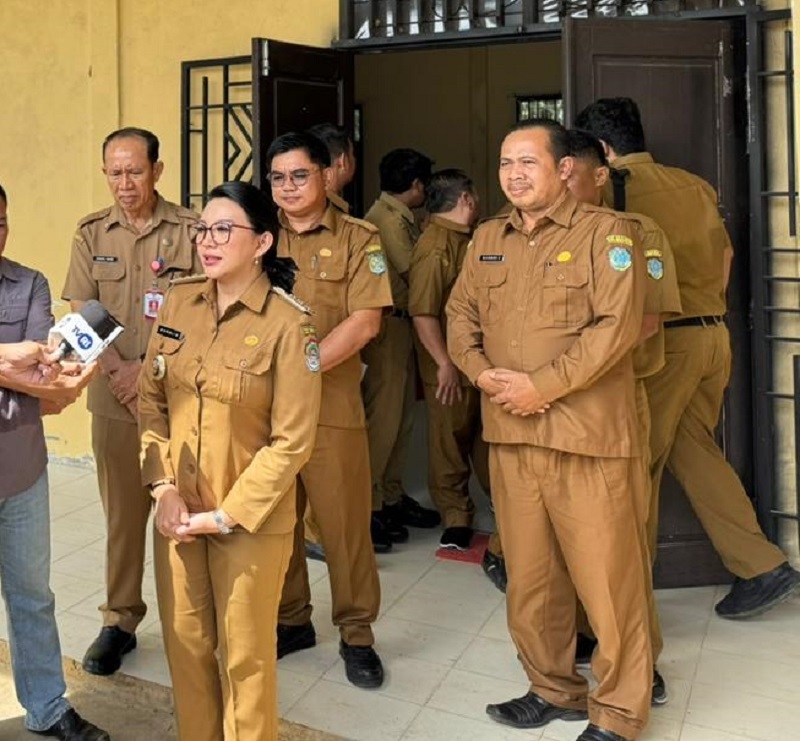 Bupati Landak Karolin Margrer Natasa.